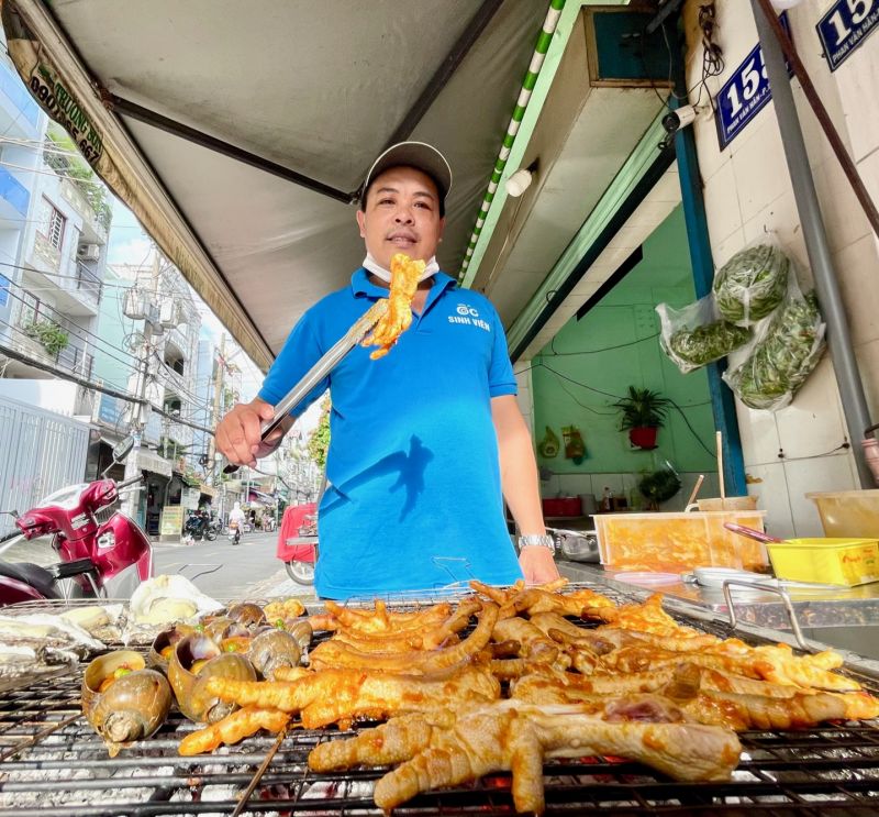 炭火で焼かれる鶏の足　ⓒ TuoiTre